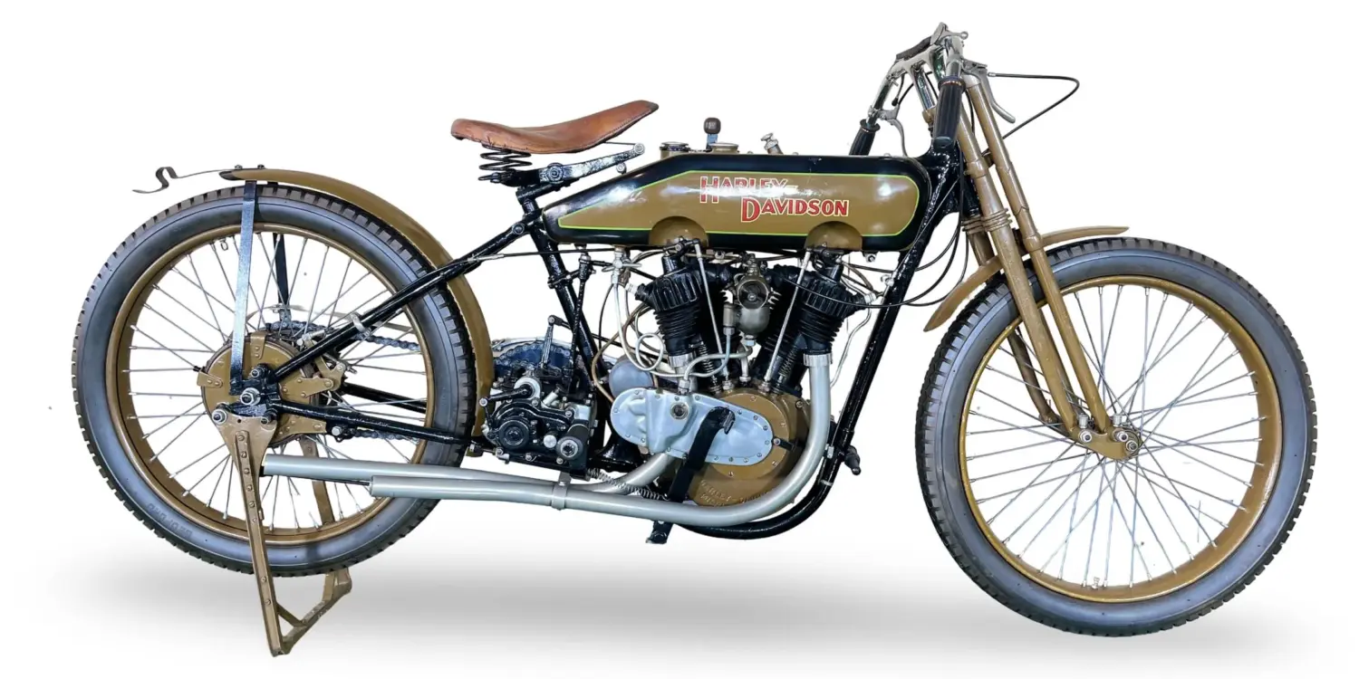 Seitenansicht einer Harley-Davidson 21F von 1921 mit charakteristischem V-Twin-Motor, langem Radstand und Ledersattel.