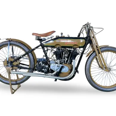 Seitenansicht einer Harley-Davidson 21F von 1921 mit charakteristischem V-Twin-Motor, langem Radstand und Ledersattel.