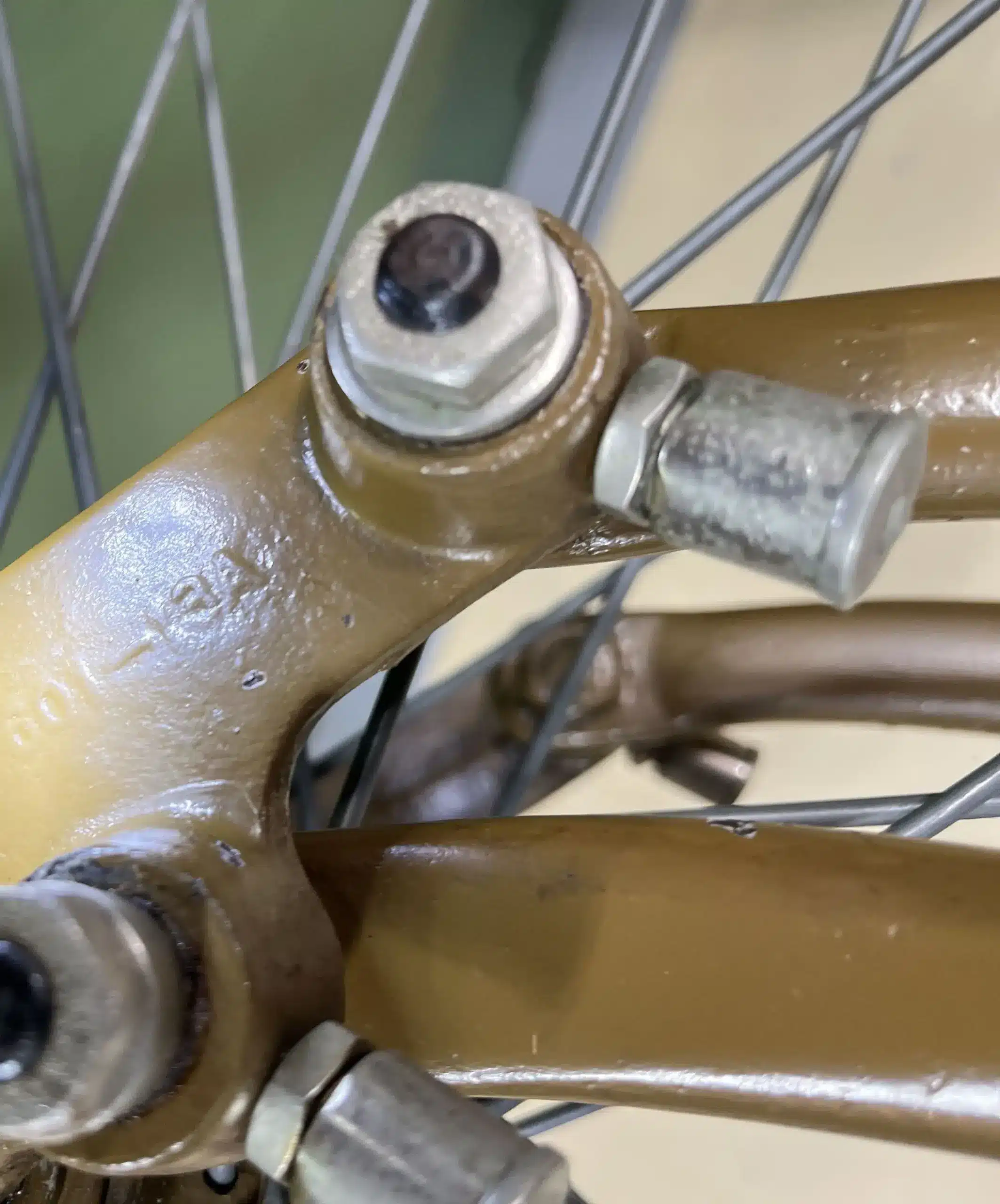 Detail der Vorderradgabel und Befestigungselemente einer Harley-Davidson 21F von 1921
