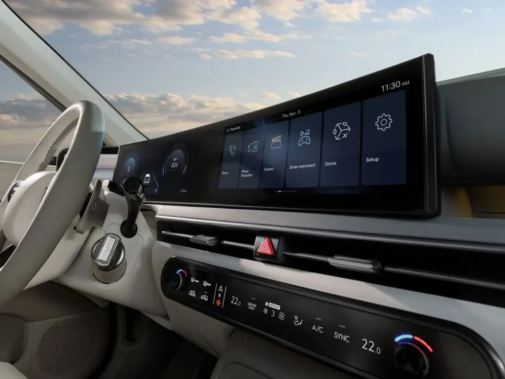 Innenraum des Hyundai NEXO mit großem Panoramadisplay und digitalem Bedienkonzept