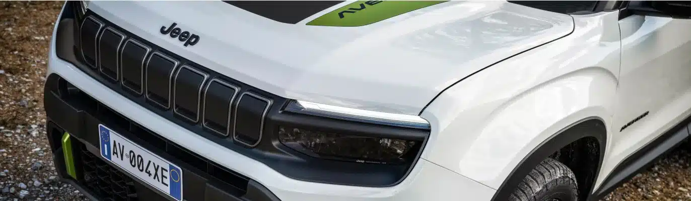 Markante Front des Jeep Avenger 4xe Hybrid mit LED-Scheinwerfern und schwarzem Kühlergrill