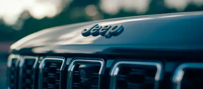 Frontgrill des Jeep Renegade e-Hybrid mit Jeep-Logo aus der Nähe