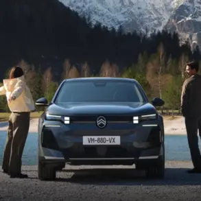 Frontansicht des Citroën C5 Aircross SUV vor See und Bergen, begleitet von Menschen in Outdoor-Kleidung.