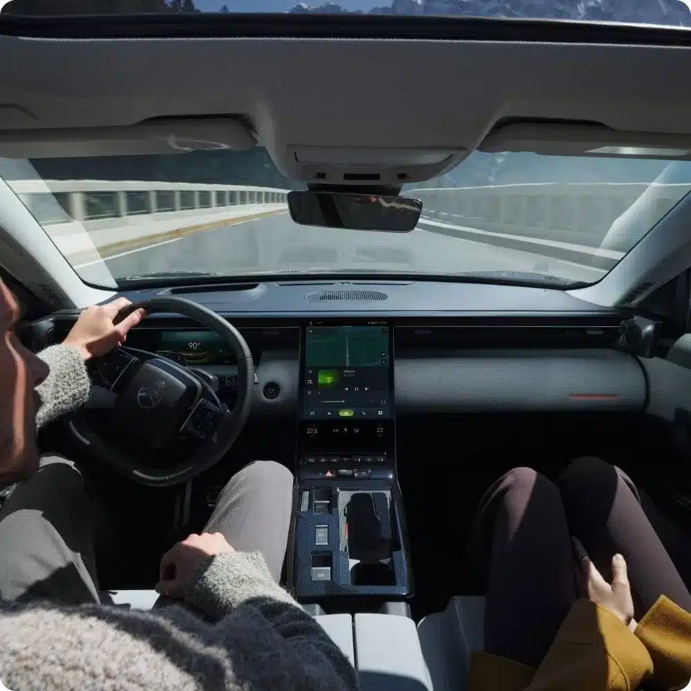Innenraum und Cockpit des Citroën C5 Aircross aus Fahrerperspektive mit Display und Komfortausstattung während einer Überlandfahrt.