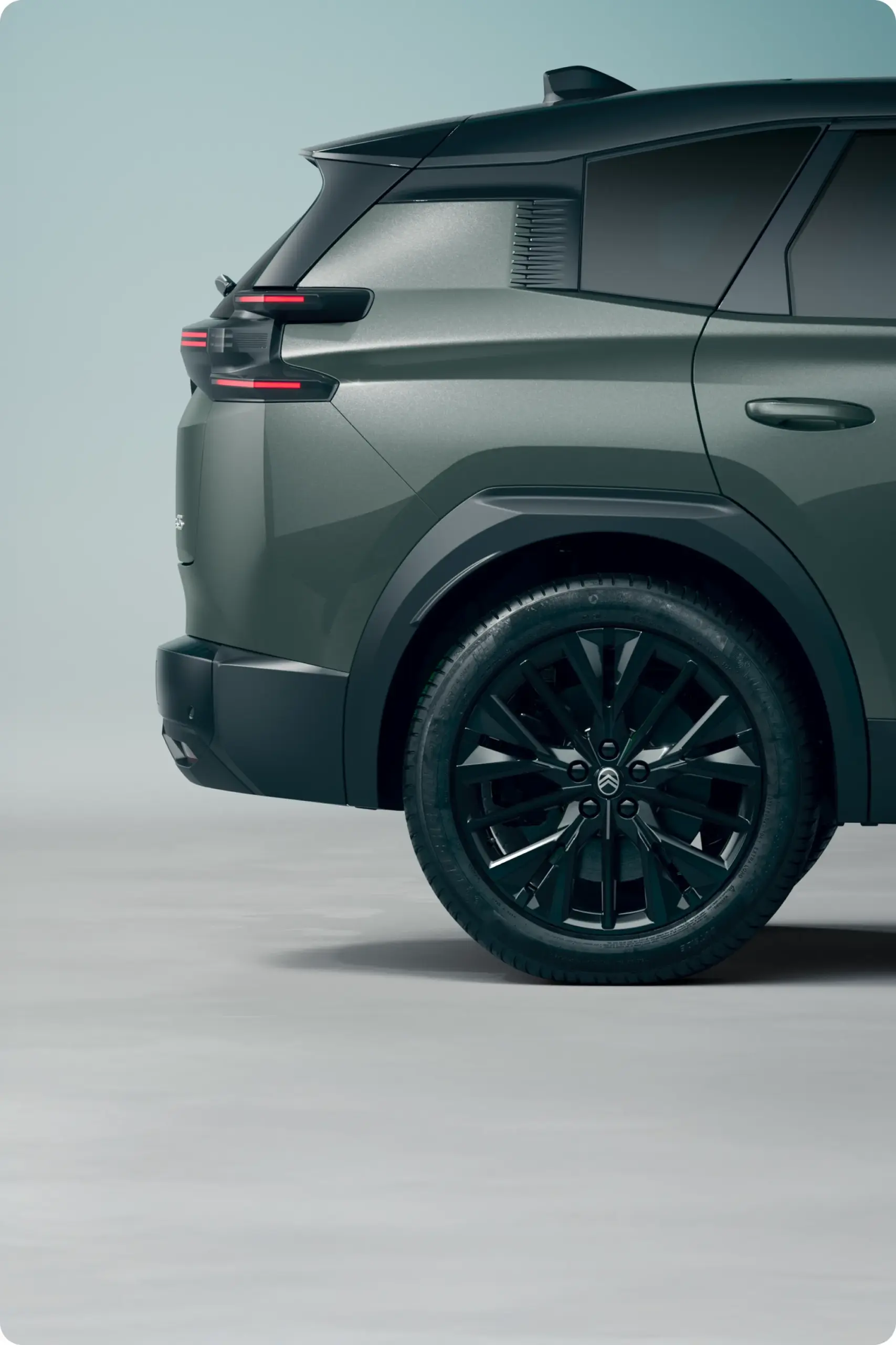 Detailaufnahme des Hecks und Hinterrads eines Citroën C5 Aircross SUV