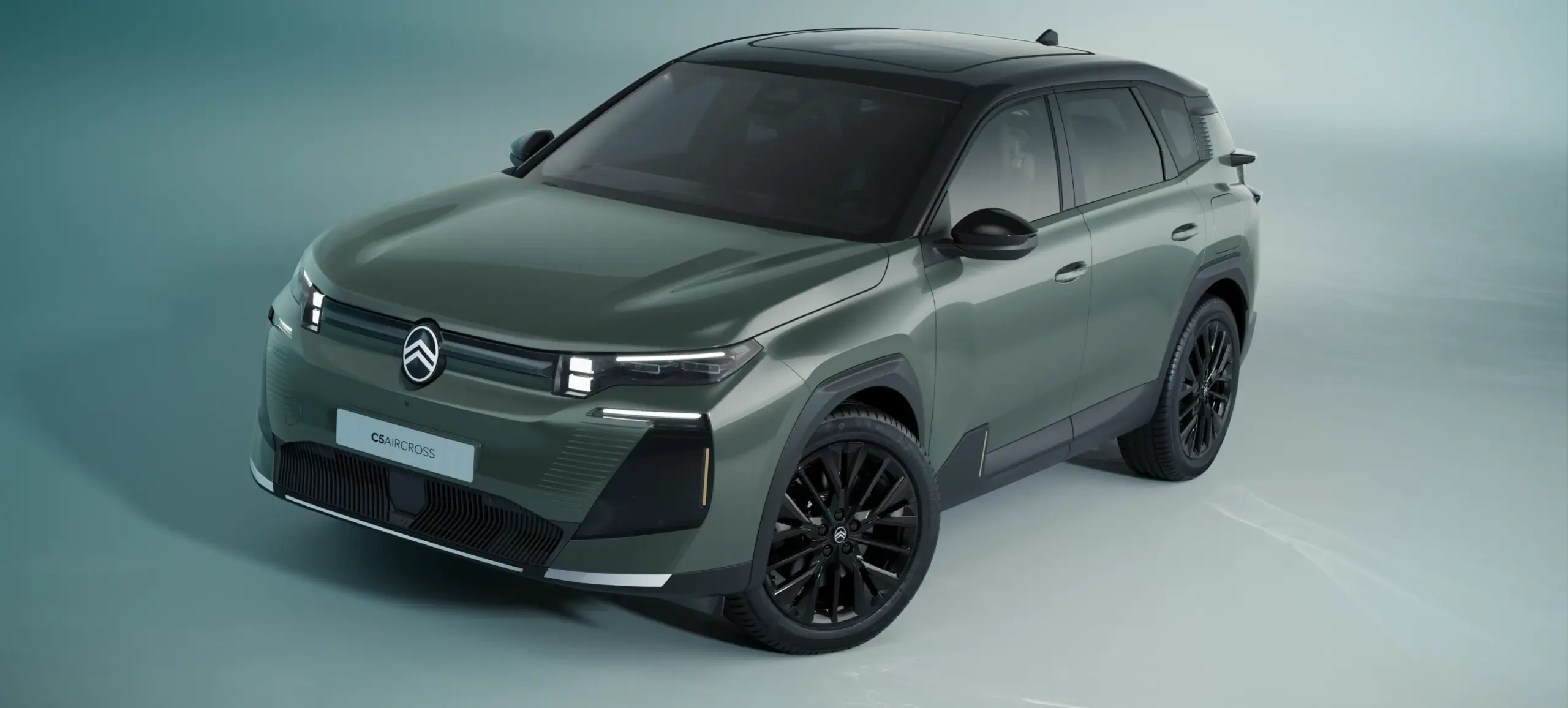 Front- und Seitenansicht des neuen Citroën C5 Aircross SUV in grün, Studioaufnahme.