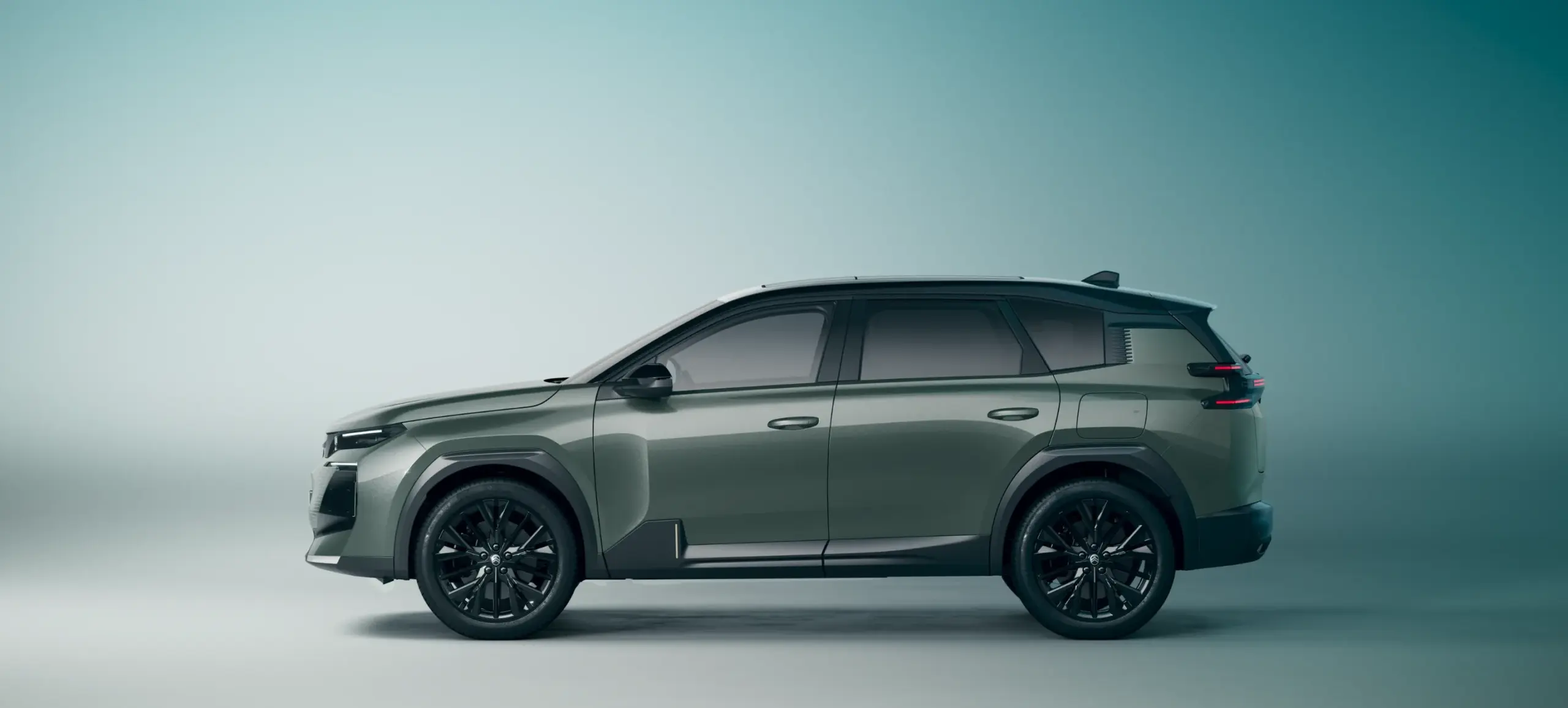 Citroën C5 Aircross SUV in Seitenansicht vor neutralem Hintergrund