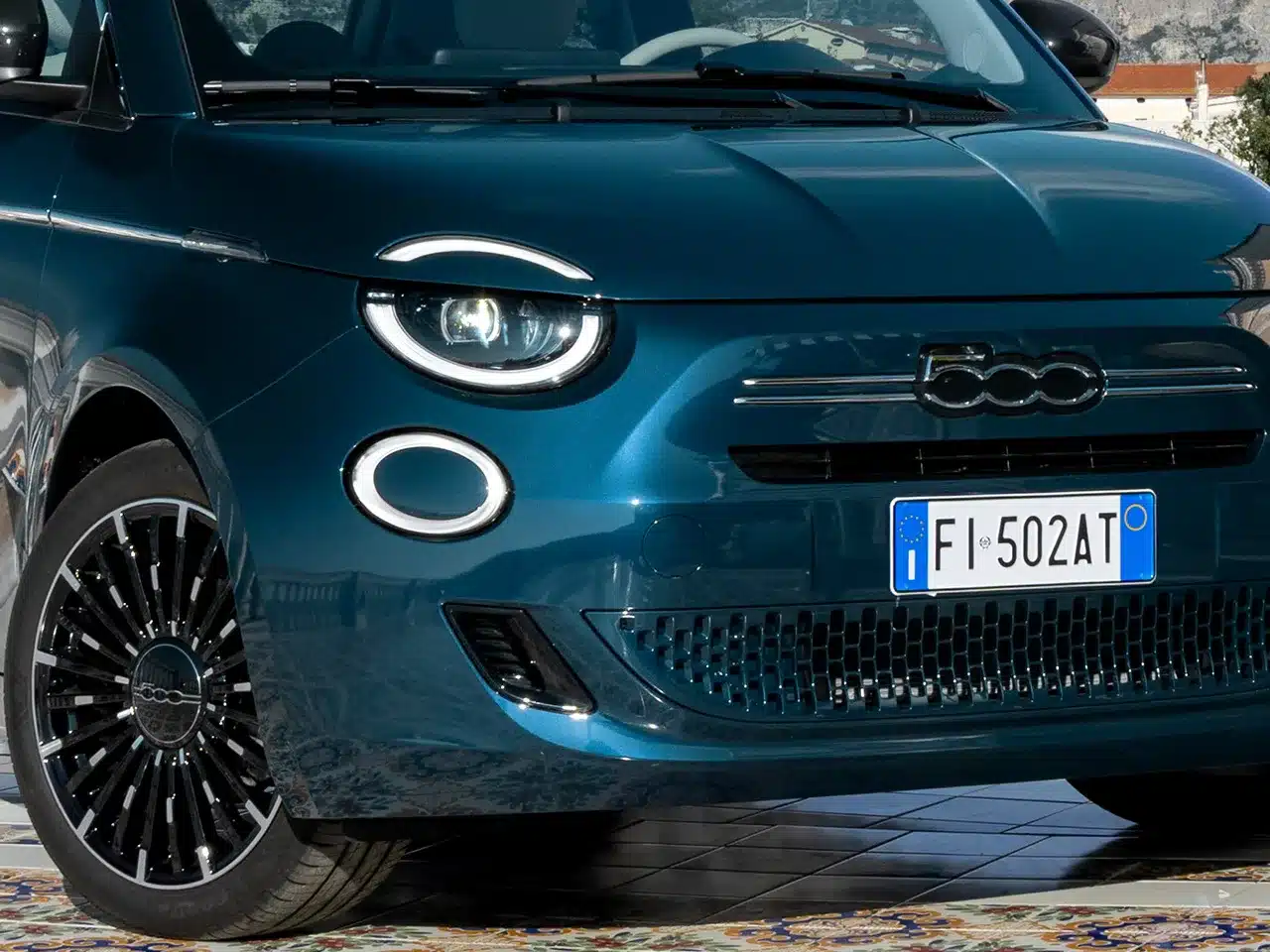 Frontansicht des blauen Fiat 500 Hybrid mit charakteristischen LED-Scheinwerfern und Nummernschild FI 502AT.