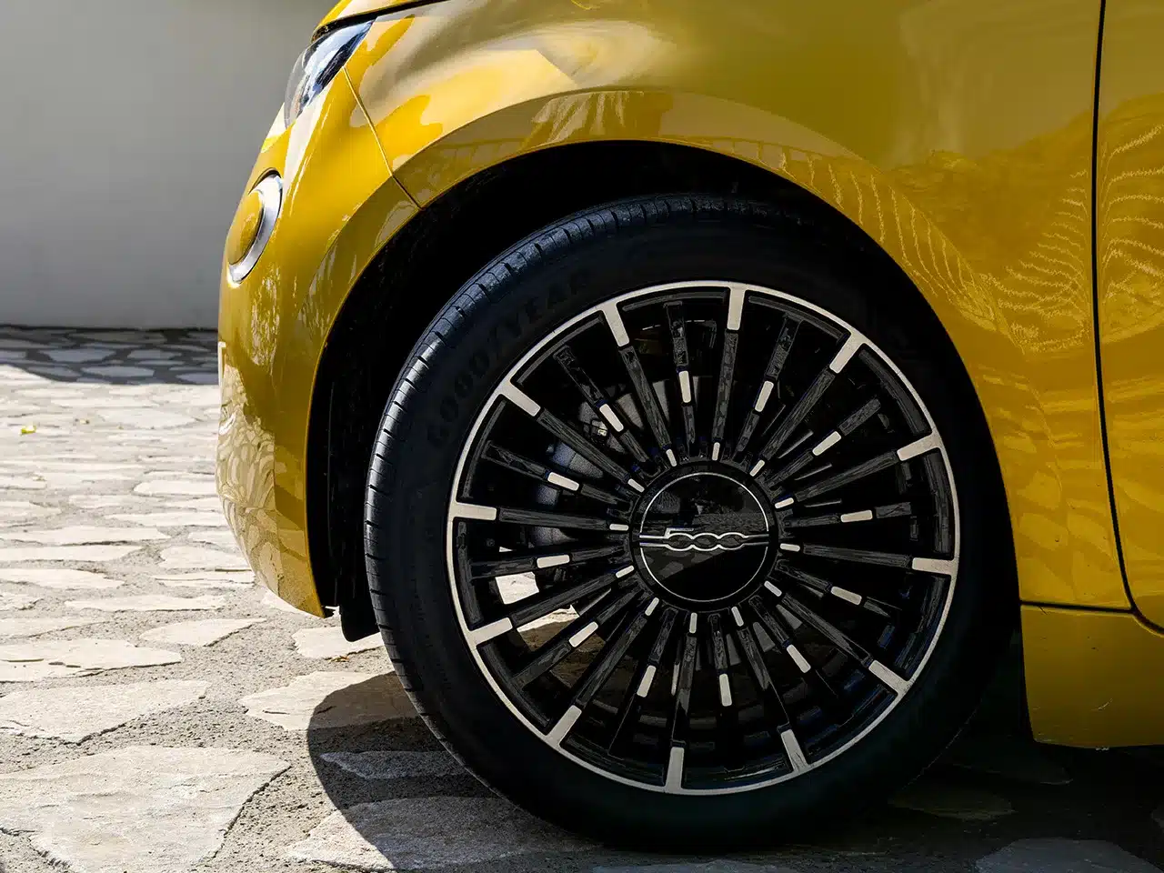Fiat 500 Hybrid: Gelbes Fahrzeug mit markanter Leichtmetallfelge in Nahaufnahme