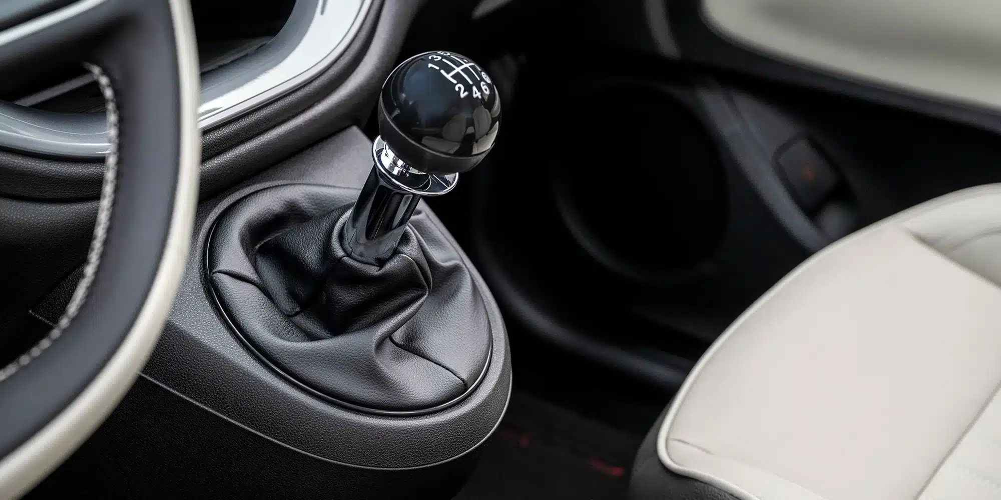 Manueller Schalthebel mit 6-Gang-Schaltschema im Fiat 500 Hybrid.