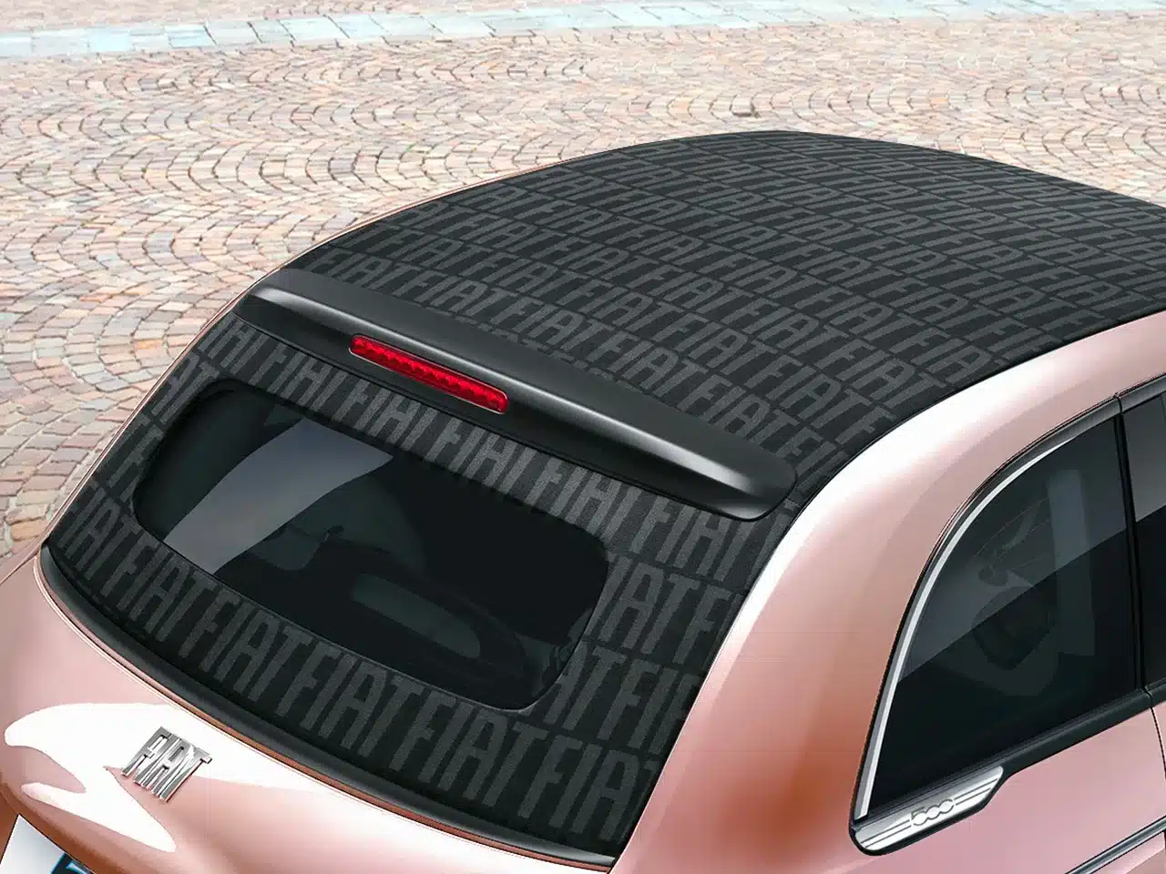 Stoffverdeck mit Fiat-Monogramm eines Fiat 500 Hybrid Cabrio aus der Vogelperspektive