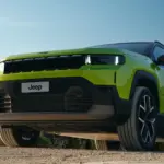 Frontansicht des Jeep Compass e-Hybrid in Grün mit markantem Kühlergrill und LED-Scheinwerfern