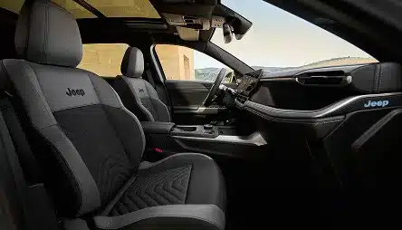 Innenansicht des Jeep Compass e-Hybrid mit Cockpit, Vordersitzen und Infotainment-System