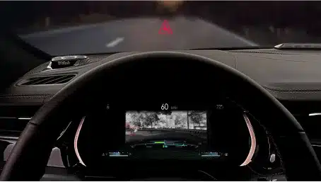 Blick auf das digitale Cockpit und Nachtsichtsystem des Jeep Grand Cherokee 4xe während der Nachtfahrt