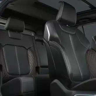 Moderner Fahrzeuginnenraum mit schwarzen Ledersitzen, Panorama-Schiebedach und großzügigem Platzangebot im Jeep Grand Cherokee 4xe