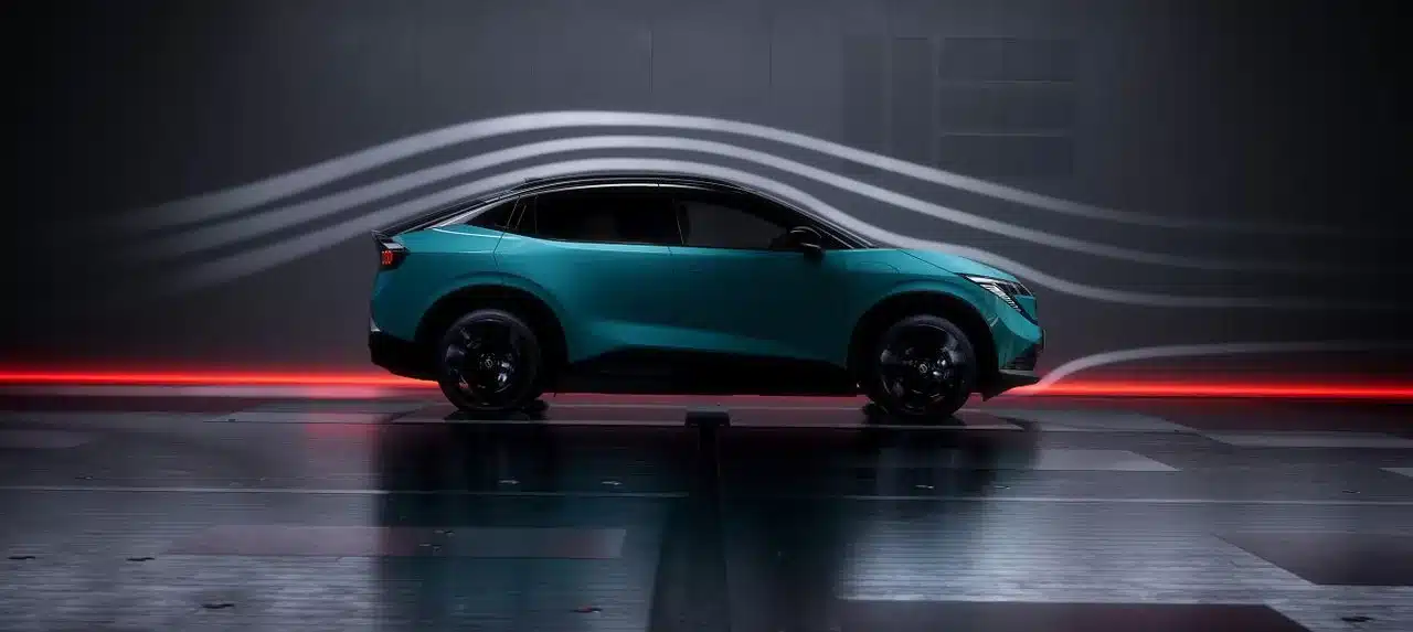 Seitenansicht des neuen Nissan LEAF in türkis im Windkanal mit sichtbaren Luftstromlinien