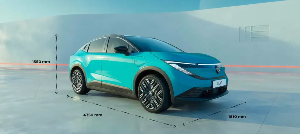 Seitenansicht des neuen Nissan LEAF in Türkis mit Maßangaben: 4350 mm Länge, 1810 mm Breite, 1550 mm Höhe.