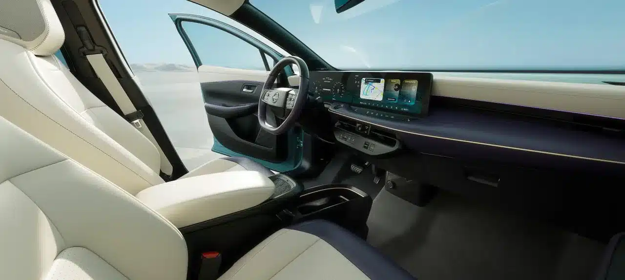 Cockpit und Innenraumansicht des Nissan LEAF mit großem Display und heller Lederausstattung.