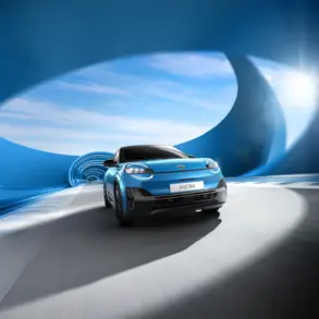 Frontansicht des neuen blauen Nissan Micra beim Fahren durch einen modern designten blauen Tunnel mit Sonnenlicht