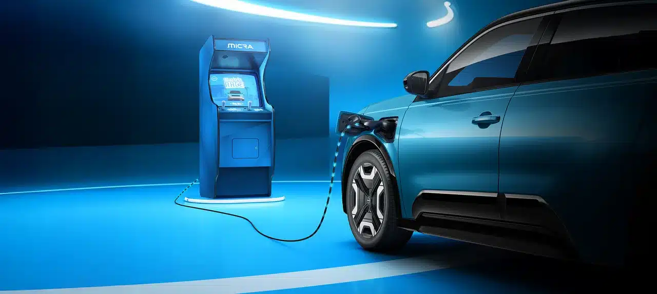 Nissan Micra Elektroauto lädt an einer blauen Ladesäule in einer stilisierten Umgebung.