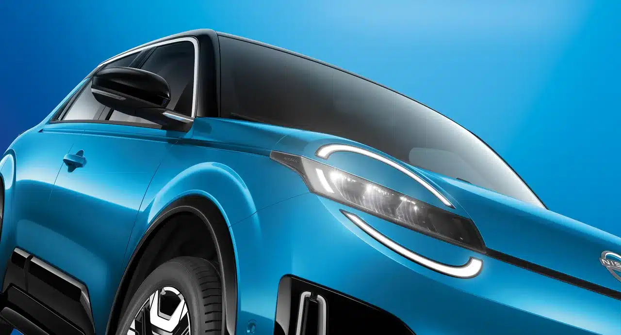 Frontansicht des neuen Nissan Micra in Blau mit LED-Scheinwerfern und sportlichem Design