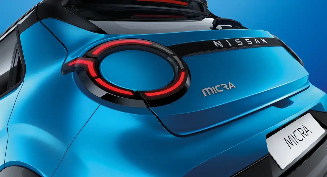 Detailansicht des Hecks eines blauen Nissan Micra mit LED-Rückleuchte und Micra-Schriftzug.