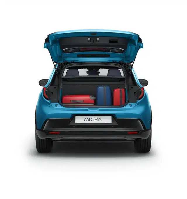 Offener Kofferraum eines blauen Nissan Micra mit mehreren Koffern