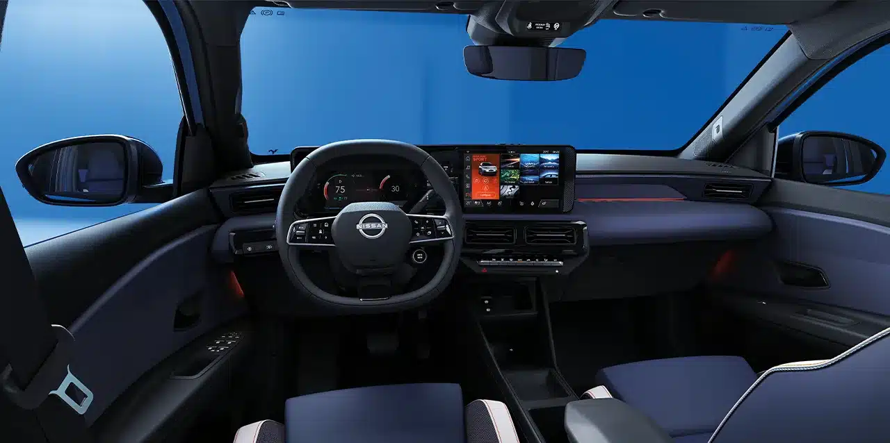 Blick auf das Cockpit und den Innenraum des neuen Nissan Micra Elektroautos mit großem Display und LED-Ambientebeleuchtung