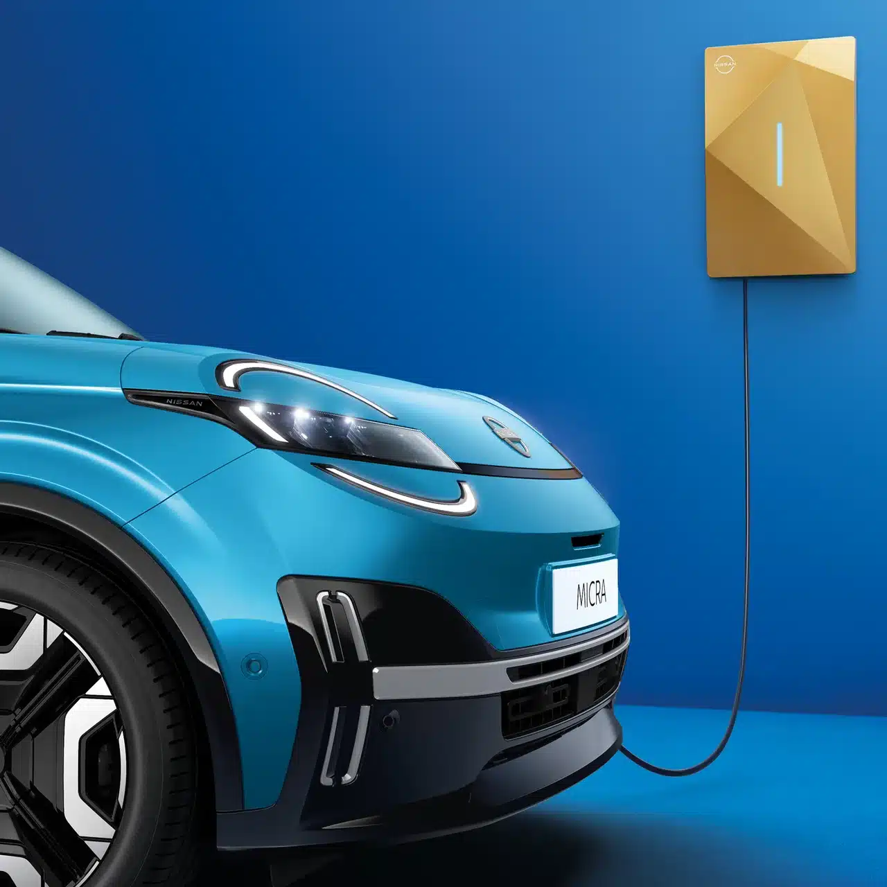 Der neue Nissan Micra in Blau an einer elektrischen Ladestation vor blauem Hintergrund