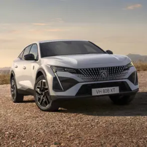 Der neue Peugeot E-408 als vollelektrisches Fastback-Modell in weißer Lackierung auf offenem Gelände vor bergiger Kulisse.