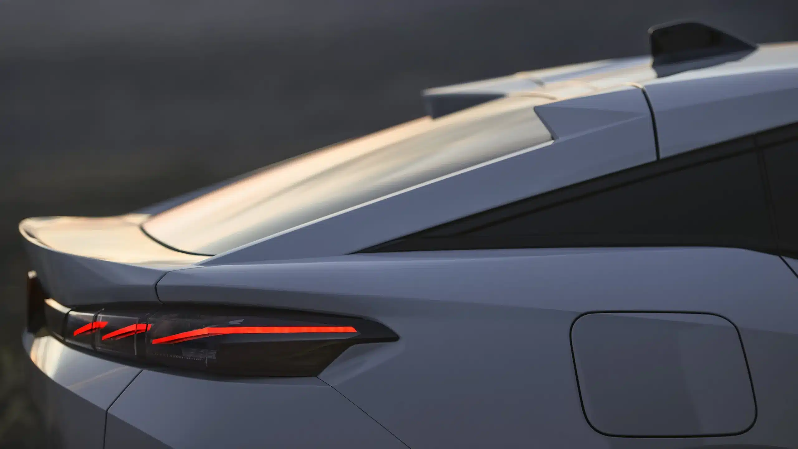 Detailaufnahme der Heckpartie des Peugeot E-408 mit markantem LED-Rücklicht und Fastback-Linie