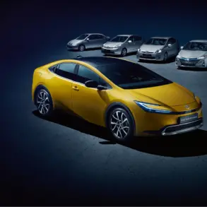 Toyota Prius Plug-in Hybrid in Gelb, umgeben von älteren Prius-Generationen, auf dunklem Untergrund.