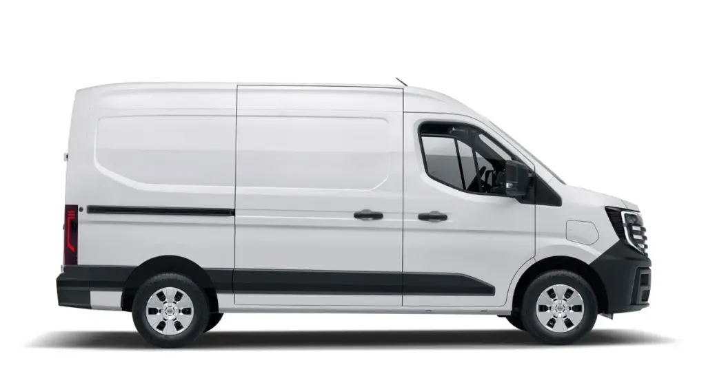 Weißer Nissan Interstar Kastenwagen von der Seite fotografiert