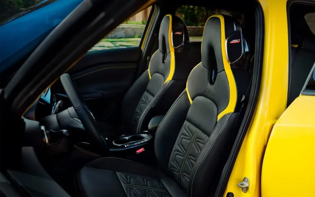Sportsitze mit gelb-schwarzem Design im Nissan Juke