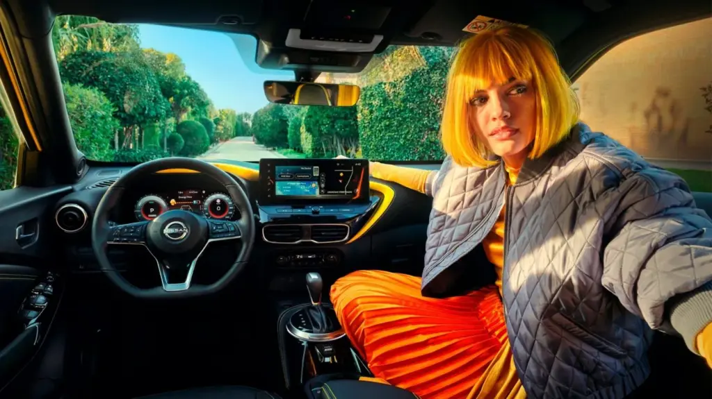 Blick auf das Cockpit und das Armaturenbrett eines Nissan Juke mit Frau auf dem Beifahrersitz