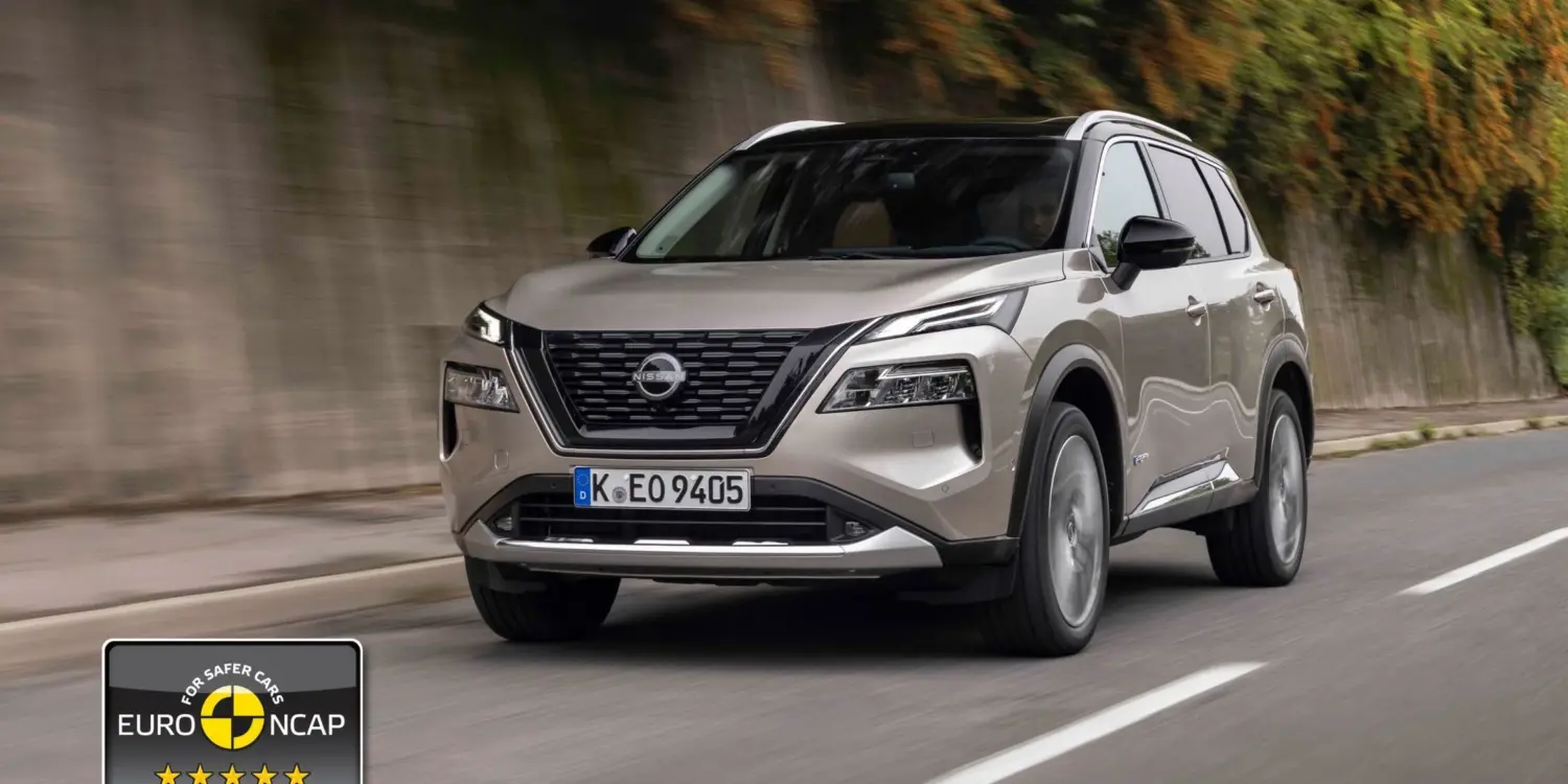 Neuer Nissan X-Trail e-POWER SUV auf der Straße, Vorderansicht, mit EP-NCAP-5-Sterne-Test-Siegel.