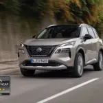 Neuer Nissan X-Trail e-POWER SUV auf der Straße, Vorderansicht, mit EP-NCAP-5-Sterne-Test-Siegel.