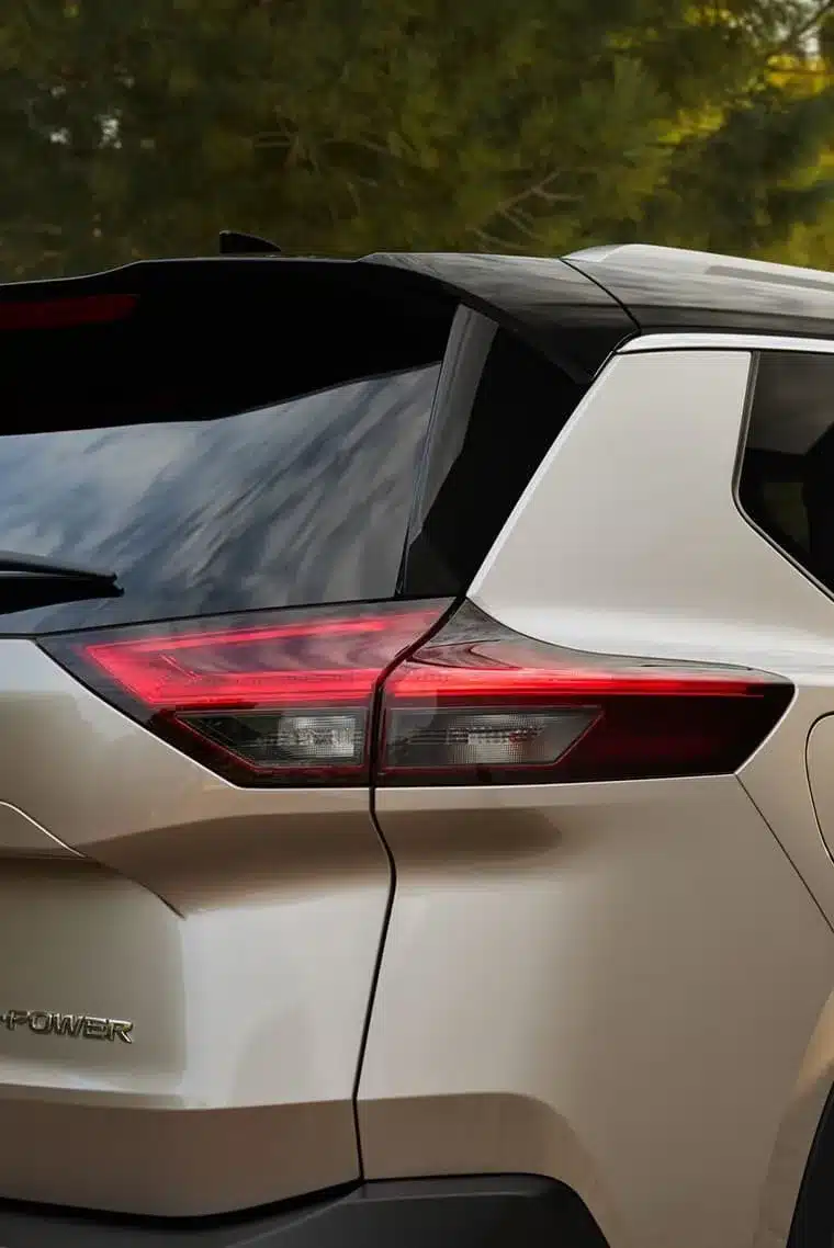 Das Heck des Nissan X-Trail e-POWER mit LED-Rückleuchten und Emblem
