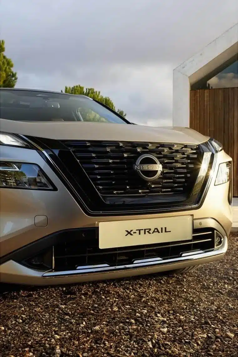 Frontansicht des Nissan X-Trail mit Fokus auf den Kühlergrill und das X-TRAIL-Emblem