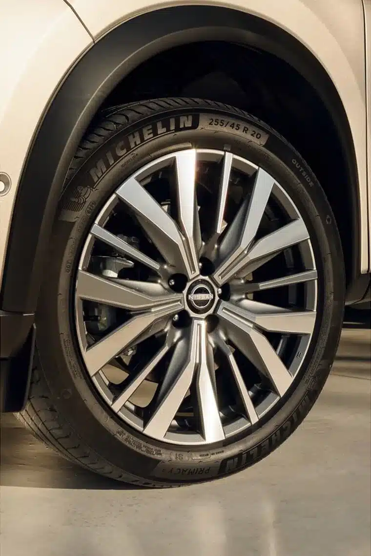Detailansicht einer 20-Zoll-Leichtmetallfelge mit Michelin-Reifen am Nissan X-Trail