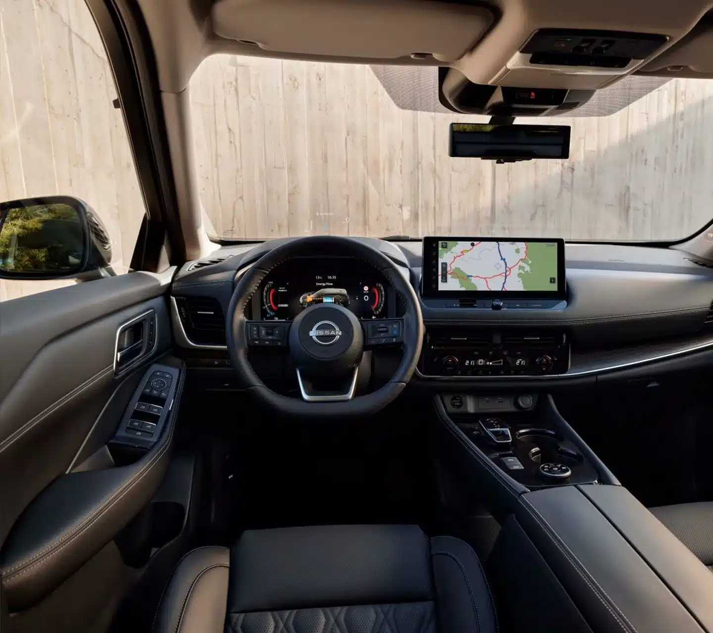 Innenansicht des Nissan X-Trail e-POWER mit digitalem Cockpit, Touchscreen und Multifunktionslenkrad.