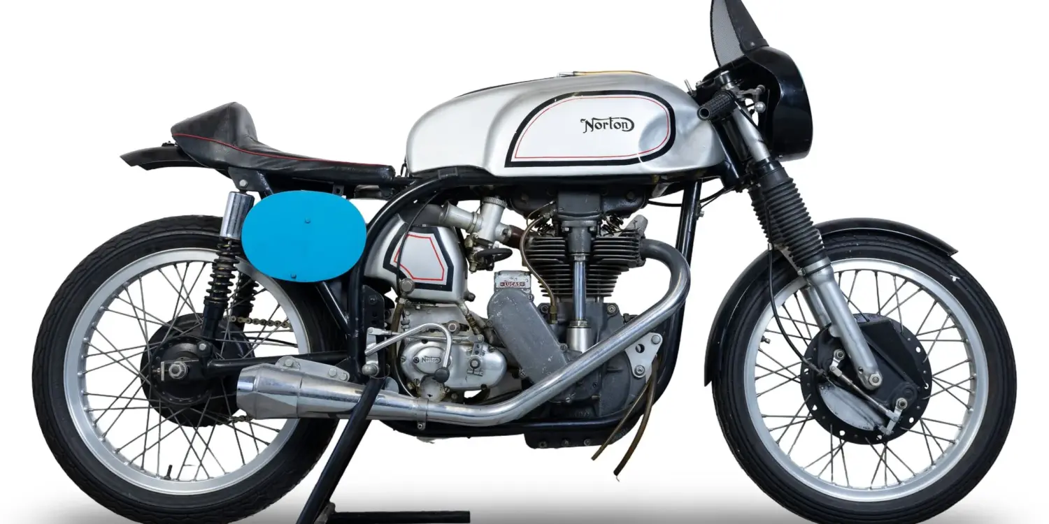 Seitenansicht einer Norton Manx Featherbed, britisches Rennmotorrad mit Featherbed-Rahmen und Einzylindermotor.