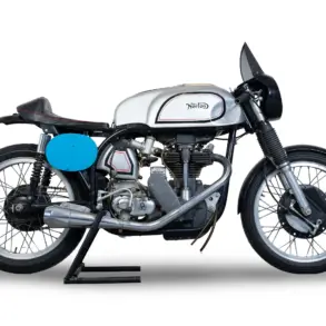 Seitenansicht einer Norton Manx Featherbed, britisches Rennmotorrad mit Featherbed-Rahmen und Einzylindermotor.