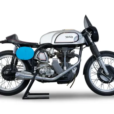 Seitenansicht einer Norton Manx Featherbed, britisches Rennmotorrad mit Featherbed-Rahmen und Einzylindermotor.