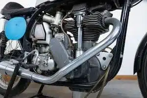Detailfoto mit Motor und Rahmen einer historischen Norton Manx Featherbed