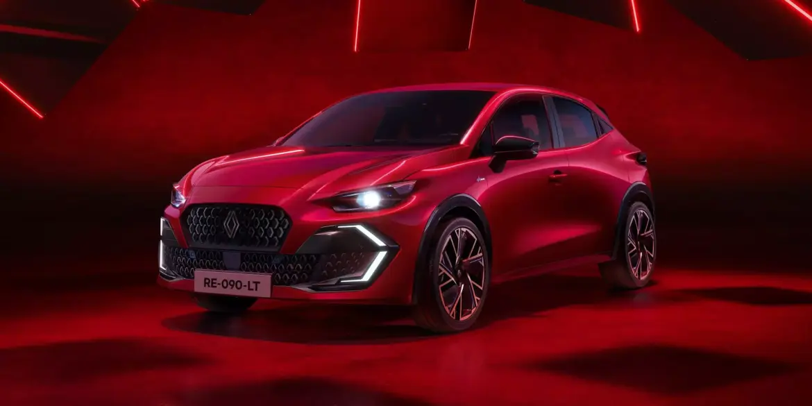 Roter Renault Clio Full Hybrid E-Tech 2026 vor rotem Hintergrund mit LED-Lichtakzenten.