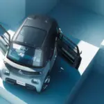 Opel Rocks-e Elektroauto von oben mit beiden gegenläufig öffnenden Türen, in urbaner Umgebung