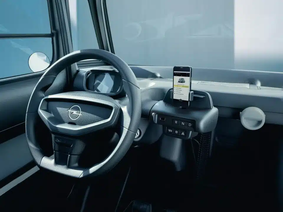 Lenkrad und Innenraum des Opel Rocks mit integriertem Smartphone-Halter