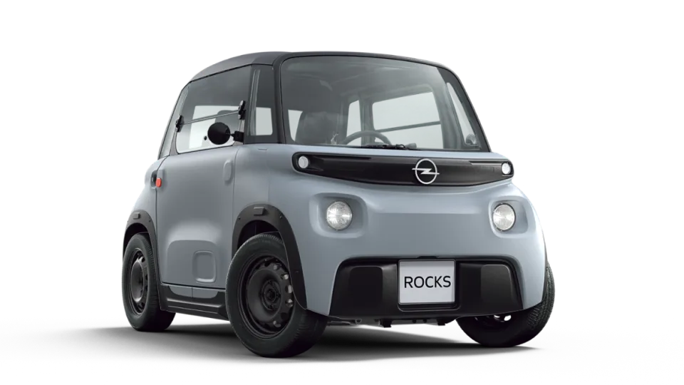 Der Opel Rocks – kompakter, zweisitziger Elektro-City-Stromer mit markantem Opel-Vizor-Look, fotografiert von vorne.