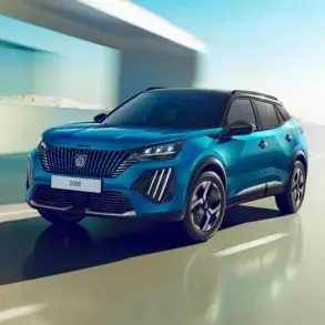 Peugeot 2008 SUV in Blau mit moderner Front und sportlichen Akzenten auf einer Straße